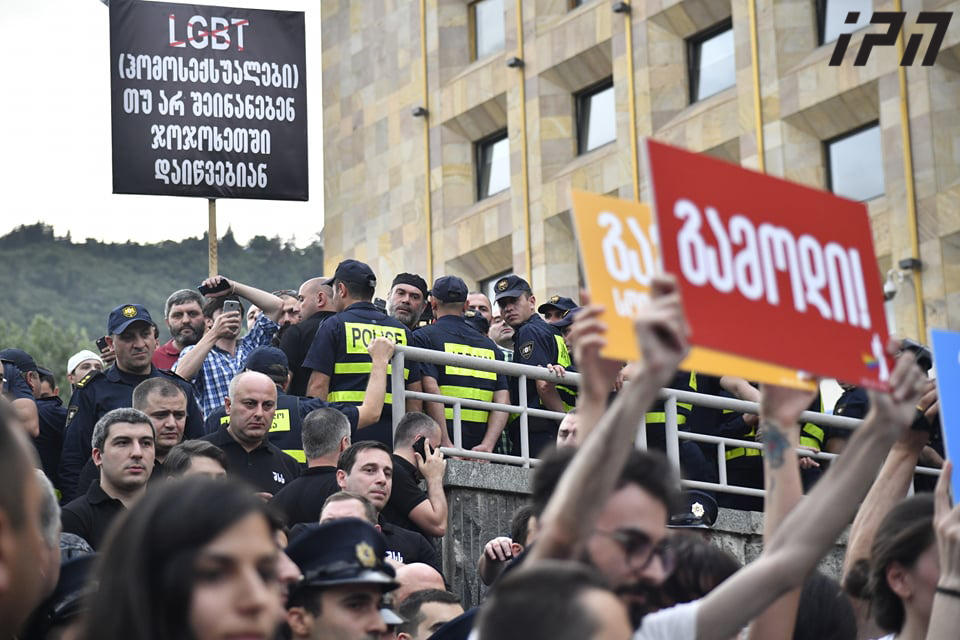 მთავრობის კანცელარიასთან ამ დროისთვის  შედარებით სიმშვიდეა, თუმცა ლგბტ აქციისა და კონტრაქციის მონაწილეები დაშლას არ აპირებენ